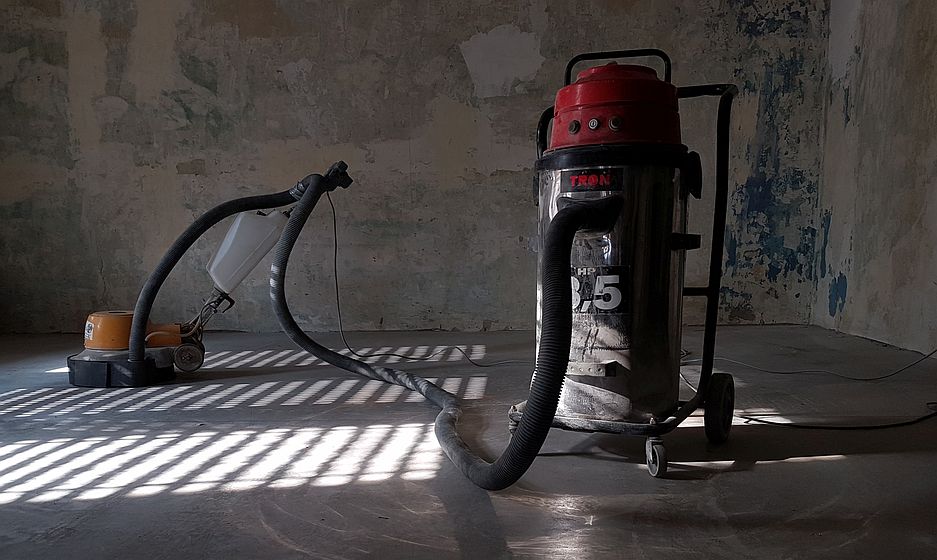 Betoncsiszoló gép látszóbeton felületen